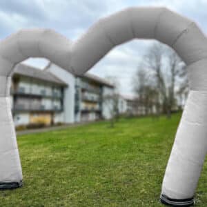 Aufblasbarer Herzbogen in weiss