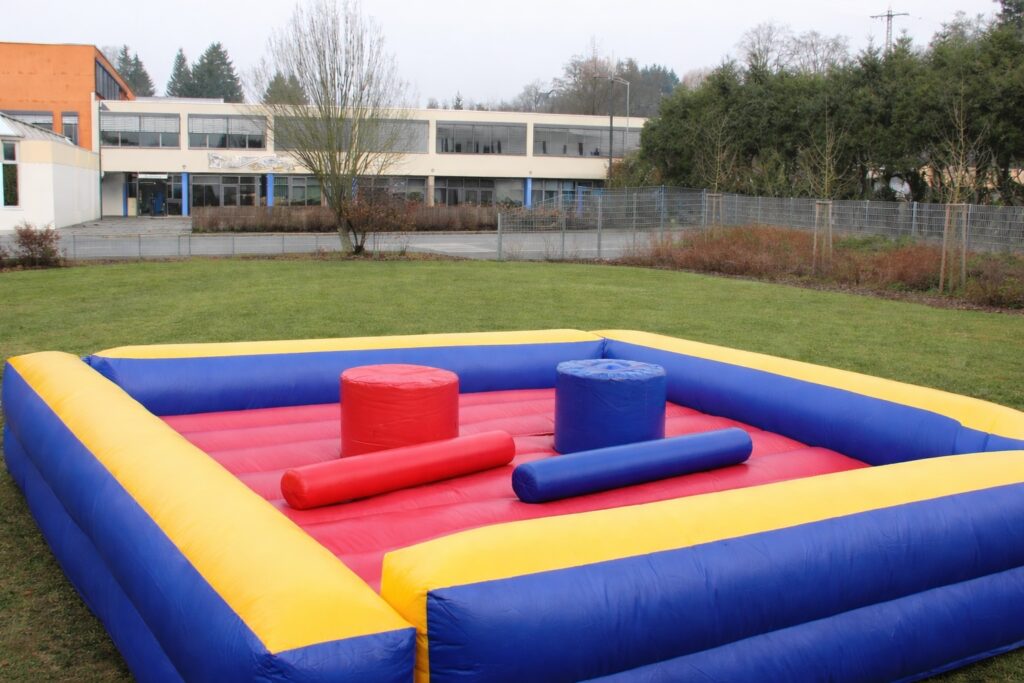 American Gladiator Eventmodul mit Podesten und gepolsterten Stangen für actionreiche Duelle auf Events mieten