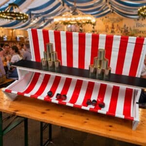 Dosenwerfen mieten Oktoberfest Jahrmarkt Spielstand Dosenwerfen Dosenwurfstand Firmenfeier Saarland Kirmes Spiel mieten Event Bayerisches Festzelt Dosenwerfen Nostalgisches Eventspiel Verleih