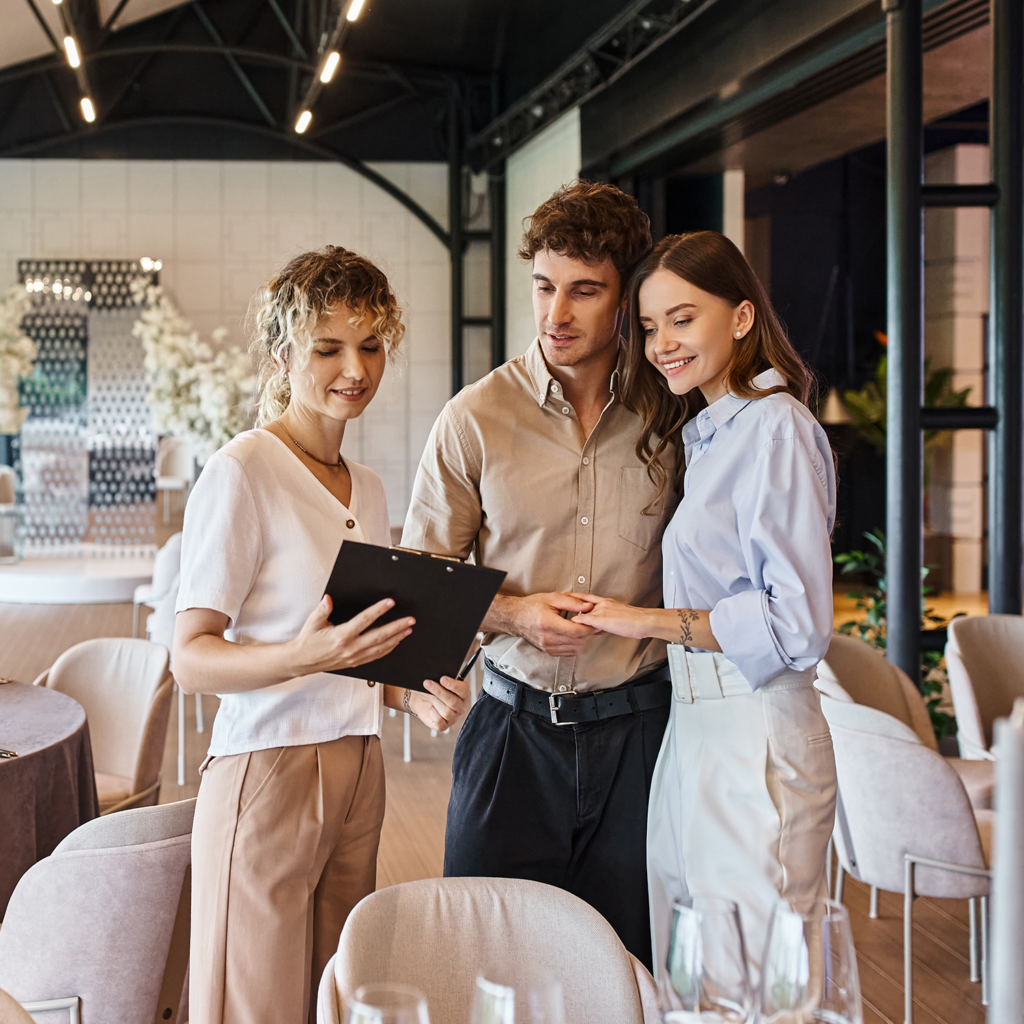 Ein Paar bespricht die Fortschritte mit einer Hochzeitsplanerin
