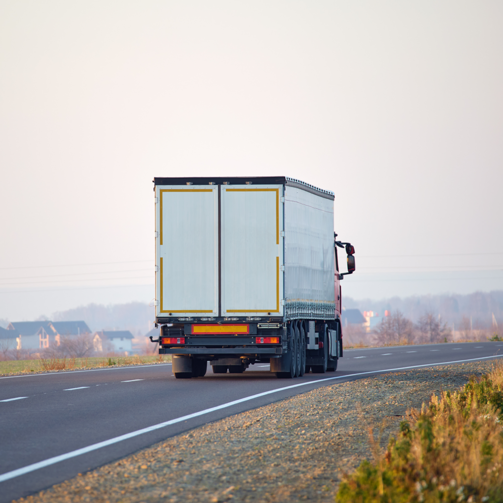Ein LKW fährt über sie Straße lang