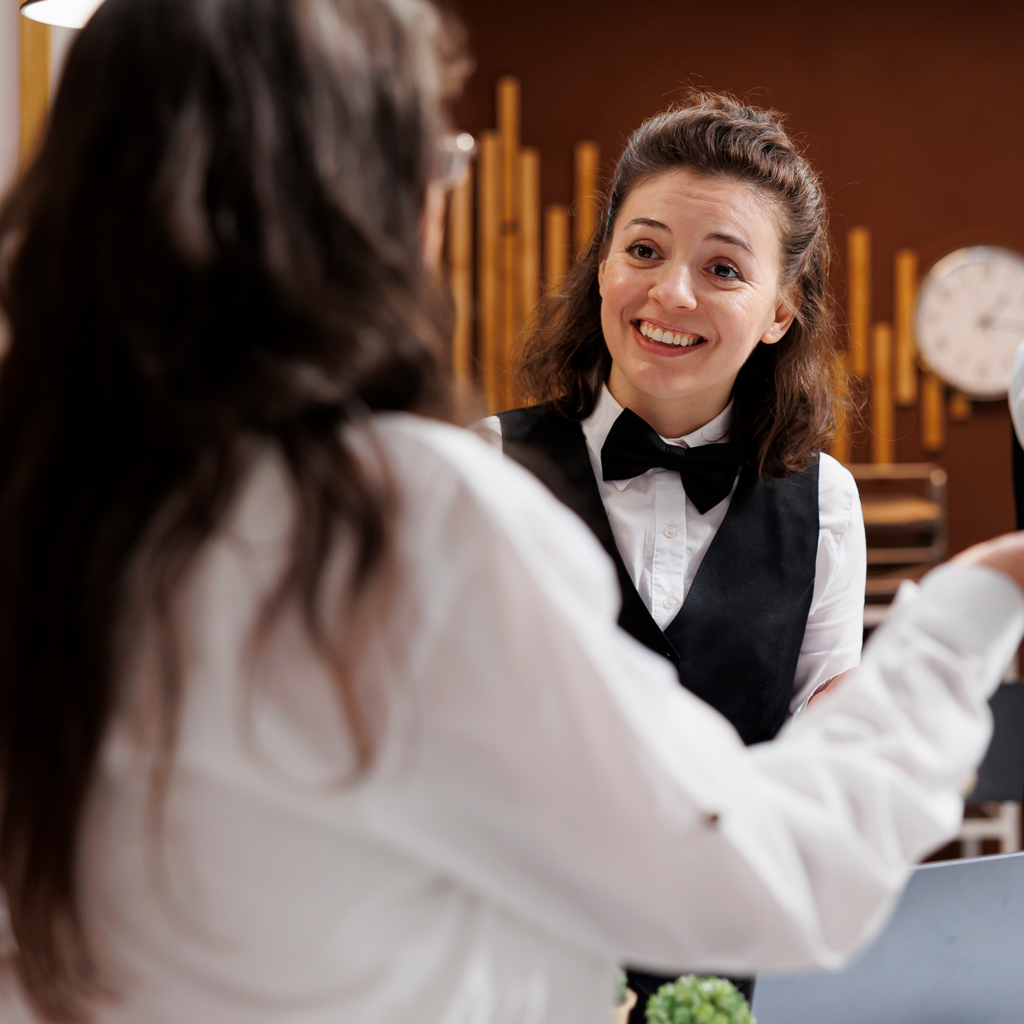 Zwei Frauen reden höfflich Miteinander