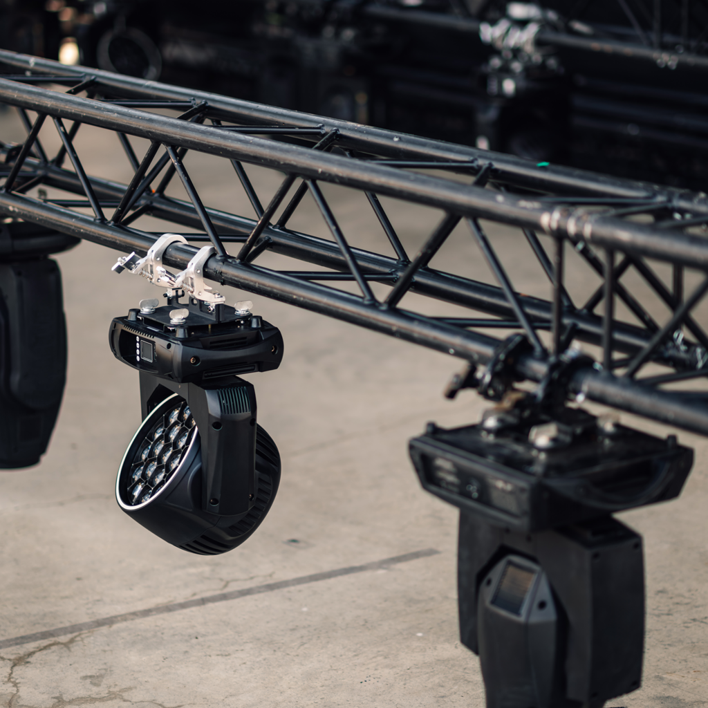 Traversen und Lichttechnik für eine Veranstaltung